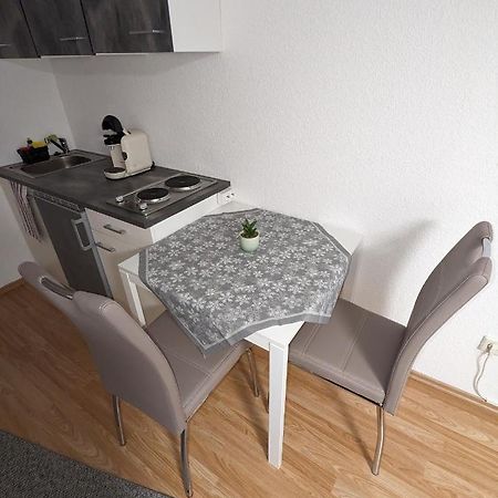 Direkt An Der S-Bahn Gelegenes Gemutliches Souterrain Apartment Mit Privatem Zugang Τρόισντορφ Εξωτερικό φωτογραφία