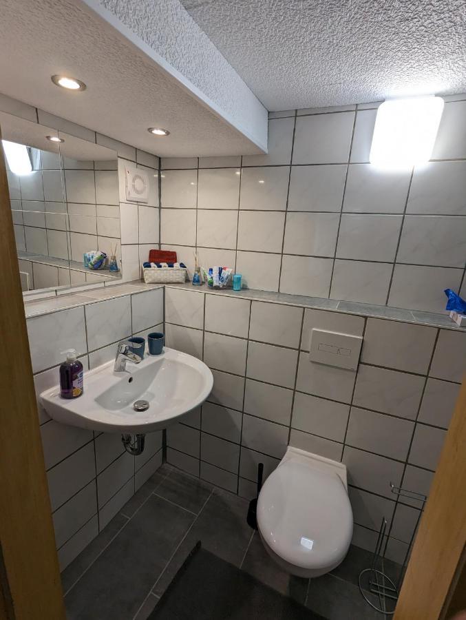 Direkt An Der S-Bahn Gelegenes Gemutliches Souterrain Apartment Mit Privatem Zugang Τρόισντορφ Εξωτερικό φωτογραφία
